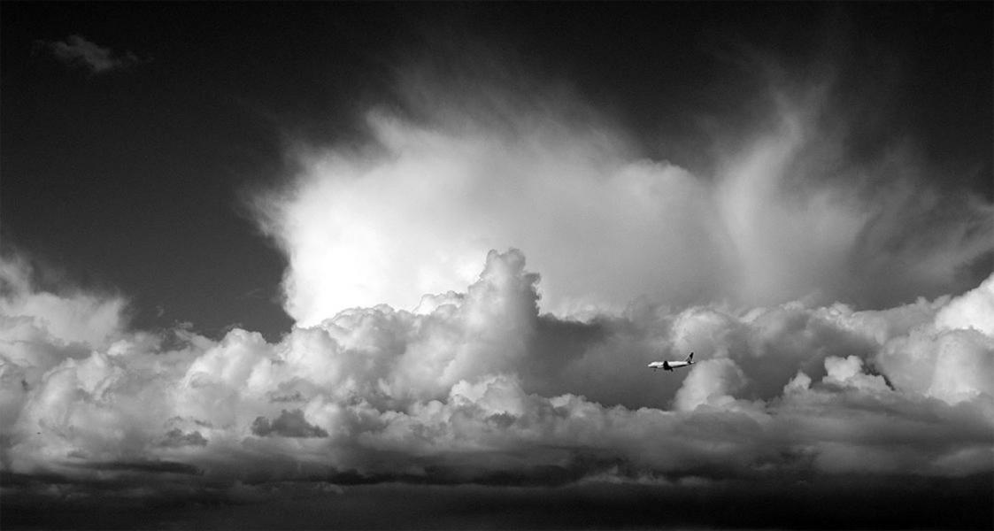 United Airlines plane approaches SFO with unusual cloud backdrop